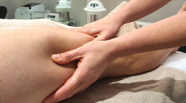 Massatge esportiu recuperador per evitar agulletes i lesions amb els fisioterapeutes de COS fisicwell Vic